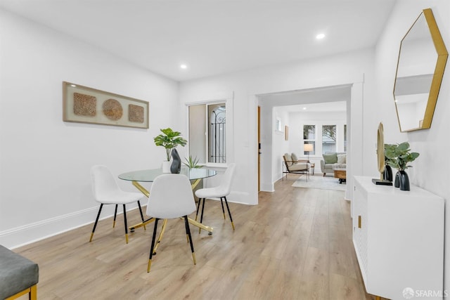 dining space featuring recessed lighting, light wood-type flooring, and baseboards