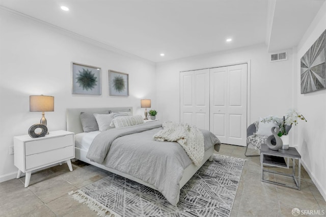 bedroom with baseboards, a closet, visible vents, and recessed lighting