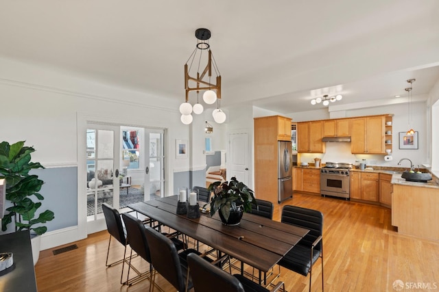 462 Clipper St, San Francisco, CA 94114 - dining room with light wood-style flooring