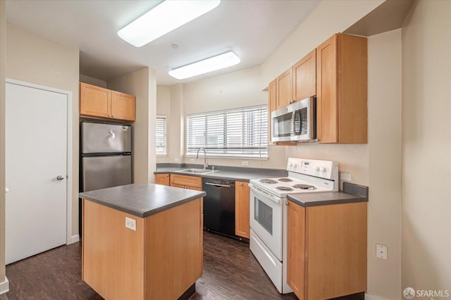 kitchen featuring dark wood-type flooring, sink, a kitchen island, and stainless steel appliances