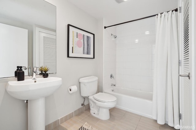 full bathroom with tile patterned floors, toilet, sink, and shower / bath combo