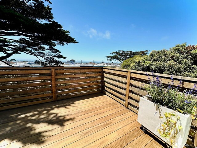 2543 44th Ave, San Francisco, CA 94116 - view of wooden deck