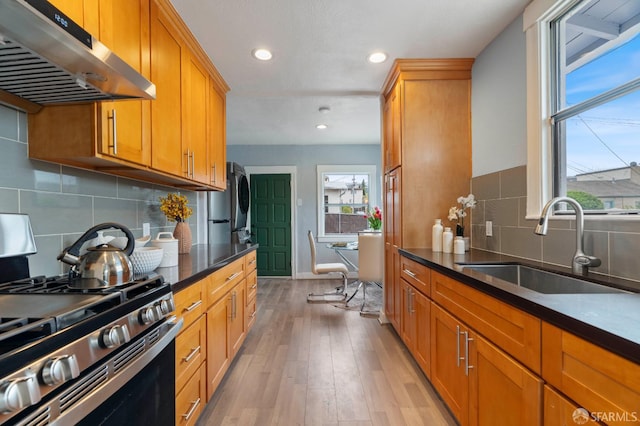 3644 Redding St, Oakland, CA 94619 - kitchen featuring under cabinet range hood, gas stove, light wood finished floors, recessed lighting, and dark countertops
