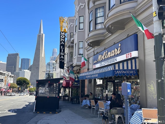 813 Union St, San Francisco, CA 94133 - view of property with a skyline view