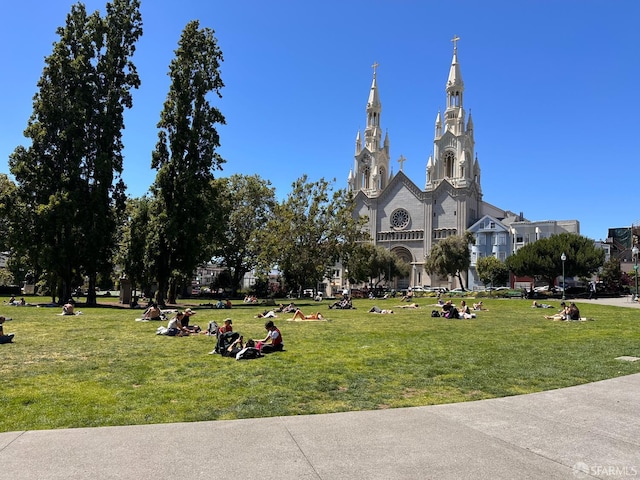 813 Union St, San Francisco, CA 94133 - surrounding community featuring a lawn