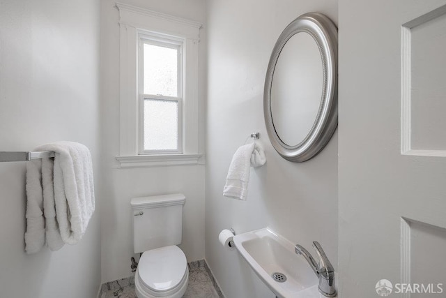 813 Union St, San Francisco, CA 94133 - bathroom featuring baseboards and toilet