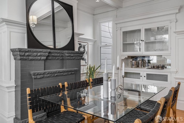 813 Union St, San Francisco, CA 94133 - detailed view of crown molding and a fireplace