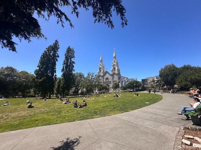 813 Union St, San Francisco, CA 94133 - view of property's community with a yard