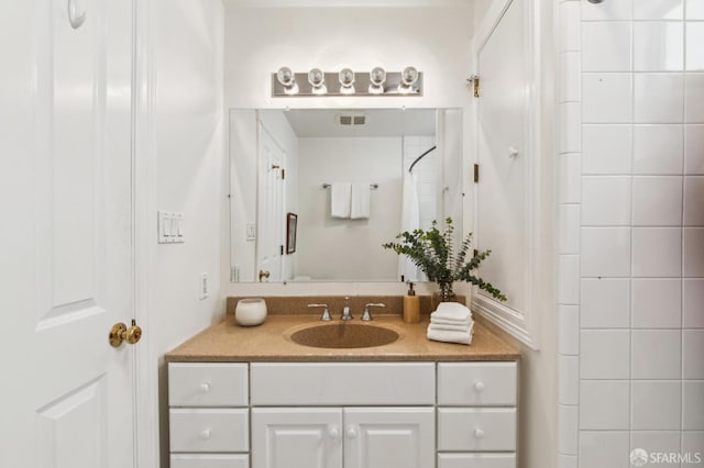 bathroom featuring a shower with curtain, visible vents, and vanity