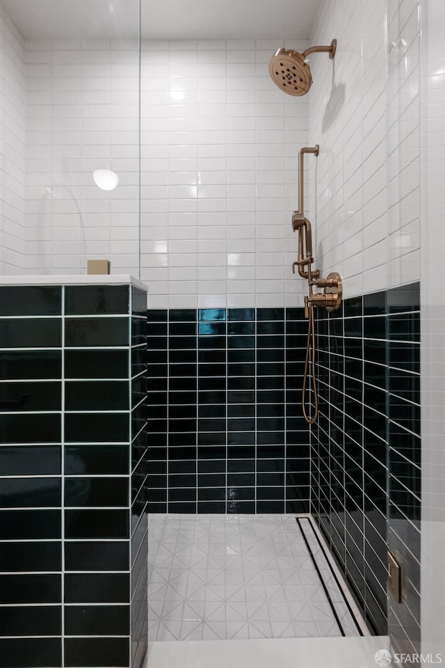 bathroom featuring tiled shower