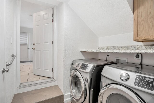 laundry room with cabinets and independent washer and dryer