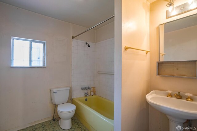 772-774 14th St, San Francisco, CA 94114 - bathroom with toilet, washtub / shower combination, a sink, and baseboards