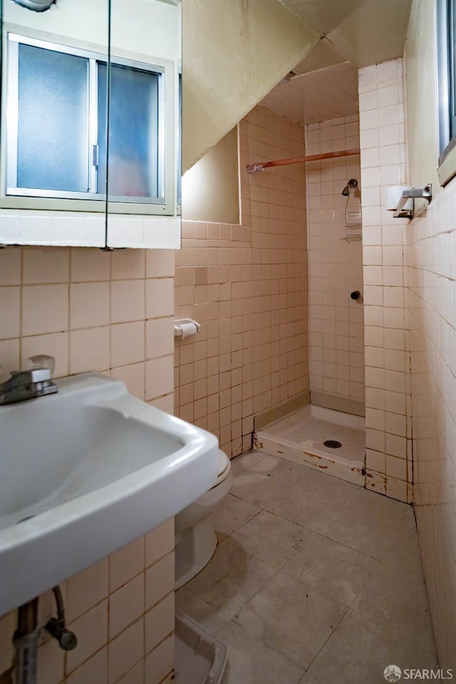 772-774 14th St, San Francisco, CA 94114 - bathroom featuring tile walls and a stall shower