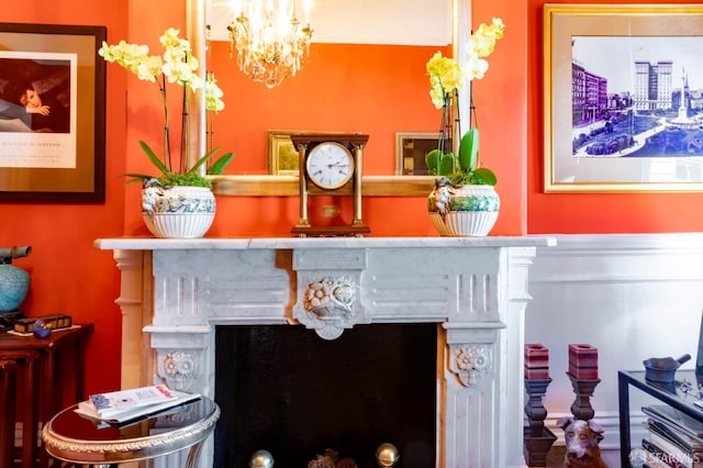 772-774 14th St, San Francisco, CA 94114 - detailed view of a chandelier and a fireplace