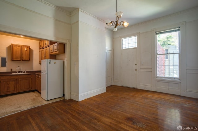 772-774 14th St, San Francisco, CA 94114 - foyer entrance with light wood-style floors, a chandelier, and baseboards