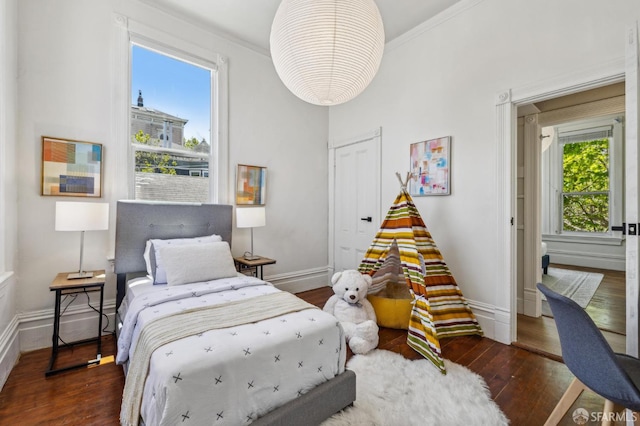 432 Buchanan St, San Francisco, CA 94102 - bedroom with hardwood / wood-style floors, multiple windows, a closet, baseboards, and crown molding