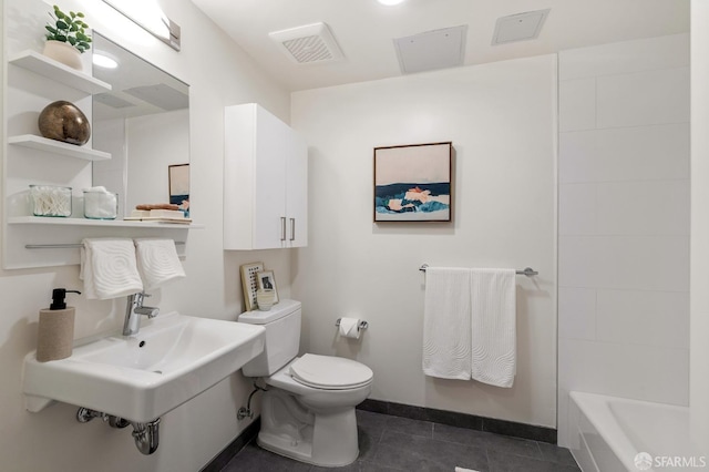 full bathroom featuring tile patterned flooring, visible vents, baseboards, toilet, and a sink