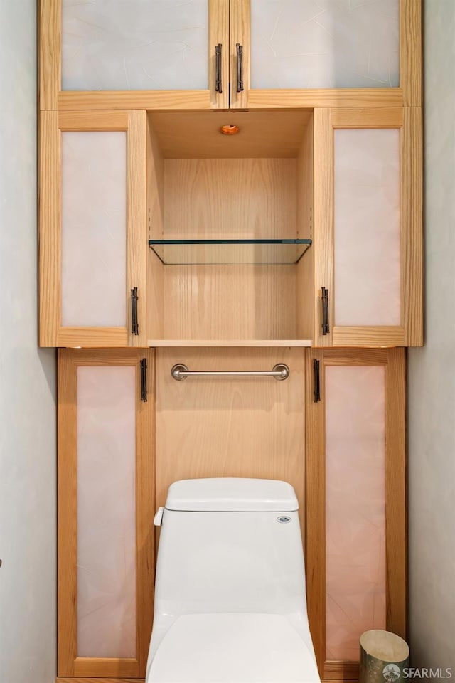 1695 Sutter St, San Francisco, CA 94109 - view of washroom