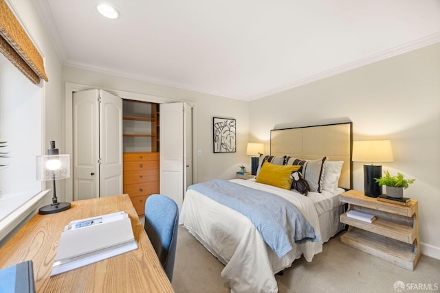 bedroom with baseboards, carpet, crown molding, a closet, and recessed lighting