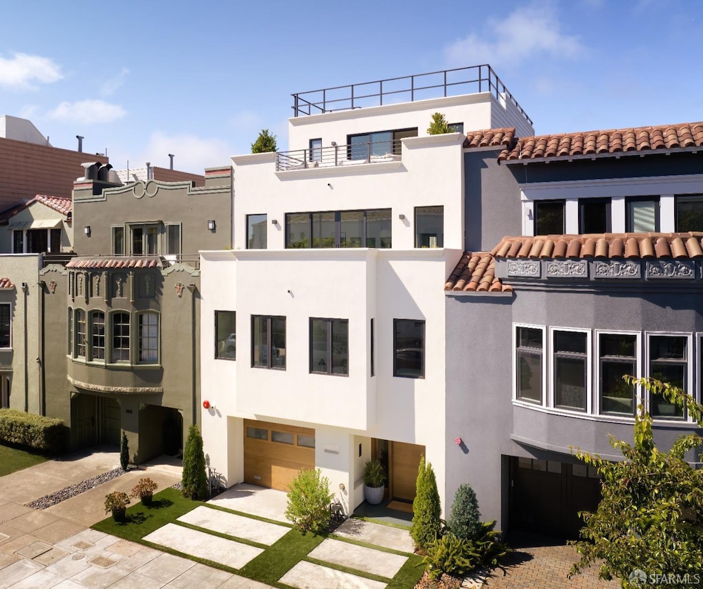 view of front facade featuring a garage