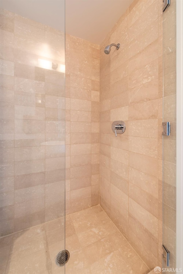 bathroom featuring a tile shower