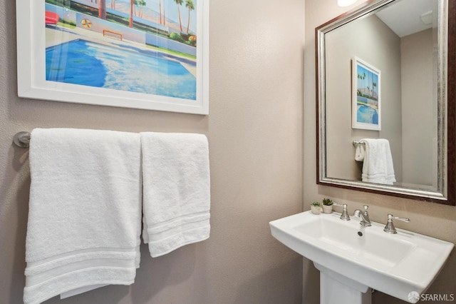 bathroom featuring sink