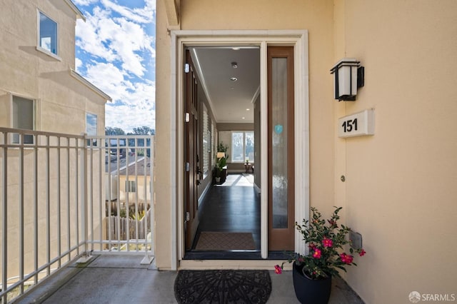 property entrance featuring a balcony