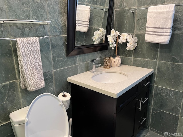 183 Lakeshore Dr, San Francisco, CA 94132 - bathroom with vanity, toilet, and tile walls