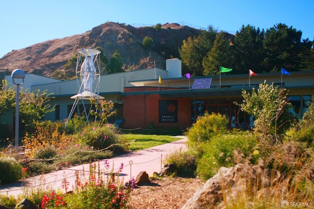 view of front of home featuring a mountain view