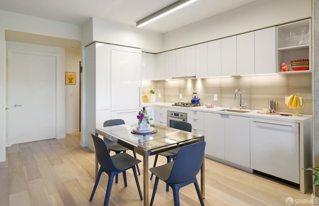 88 Arkansas St Unit 528, San Francisco, CA 94107 - kitchen with appliances with stainless steel finishes, a sink, light wood-type flooring, and light countertops