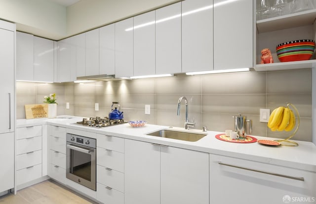88 Arkansas St Unit 528, San Francisco, CA 94107 - kitchen with stainless steel appliances, a sink, backsplash, modern cabinets, and tile walls