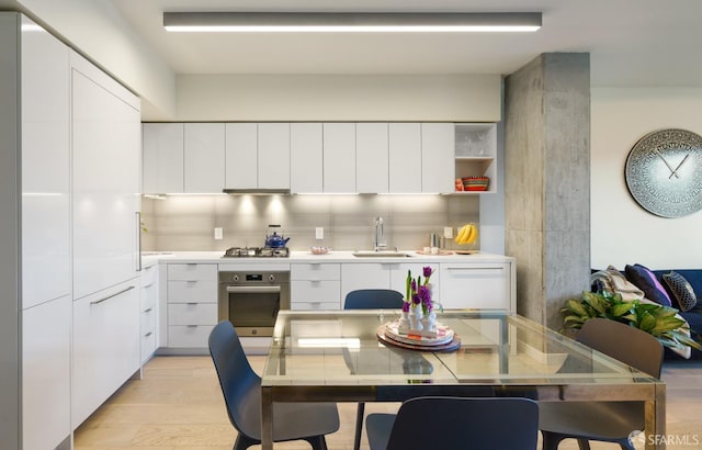 88 Arkansas St Unit 528, San Francisco, CA 94107 - kitchen featuring stainless steel appliances, modern cabinets, and light wood-style floors