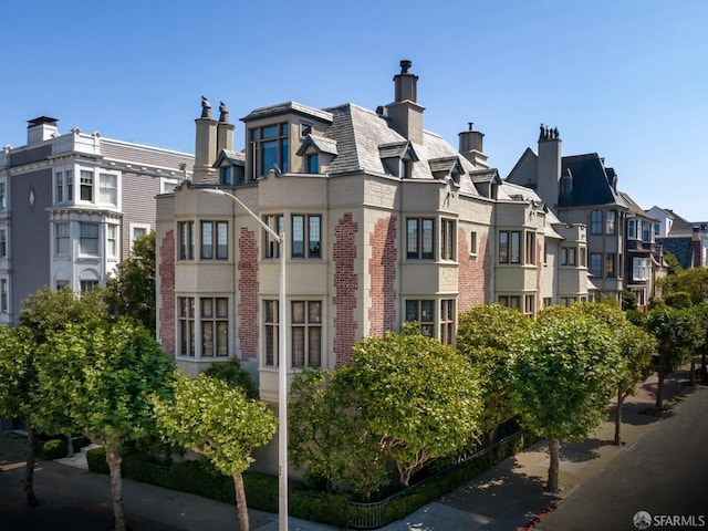 view of building exterior featuring a residential view