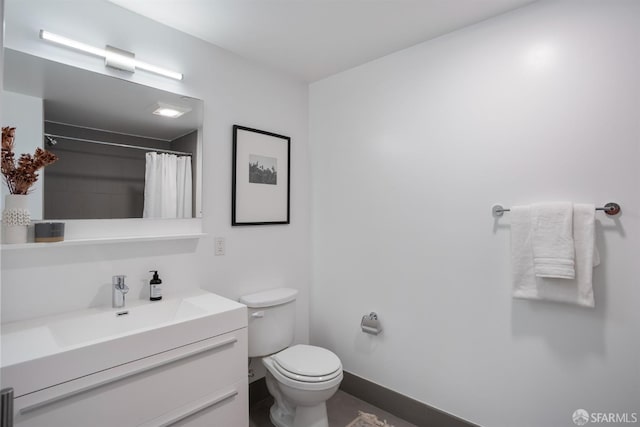 bathroom featuring a shower with shower curtain, vanity, and toilet