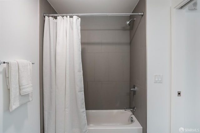 bathroom with shower / tub combo with curtain