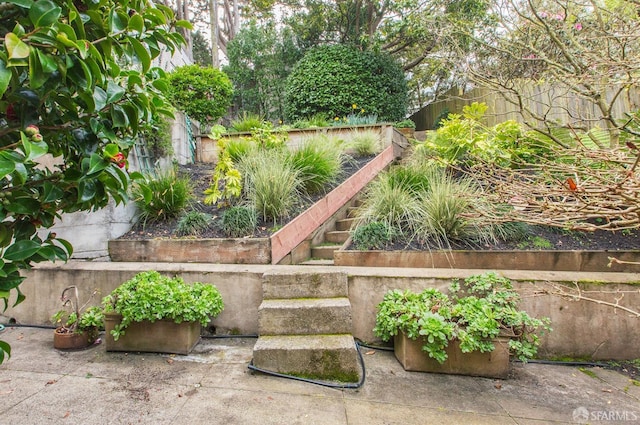 view of yard featuring a vegetable garden and fence