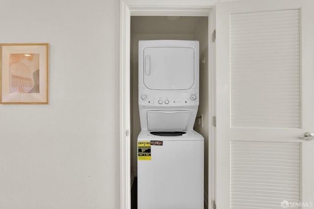 laundry room with laundry area and stacked washer and clothes dryer