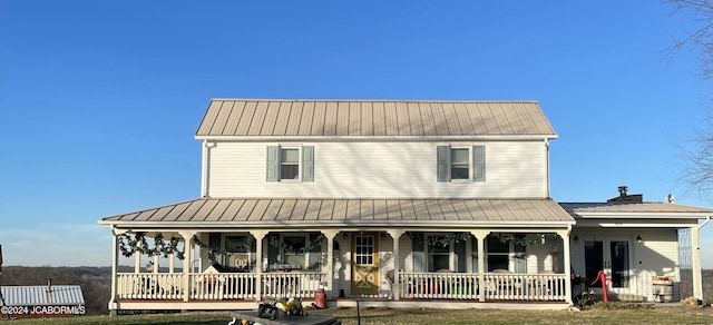 view of front of house featuring a porch and a front yard