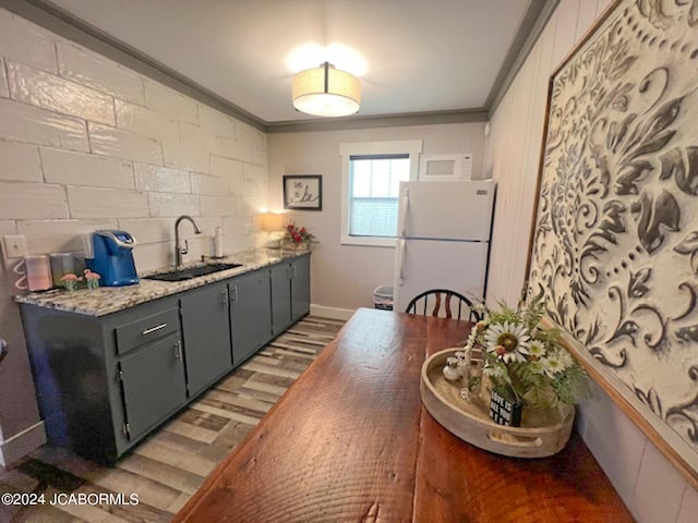 kitchen featuring white appliances, sink, dark hardwood / wood-style floors, gray cabinets, and ornamental molding