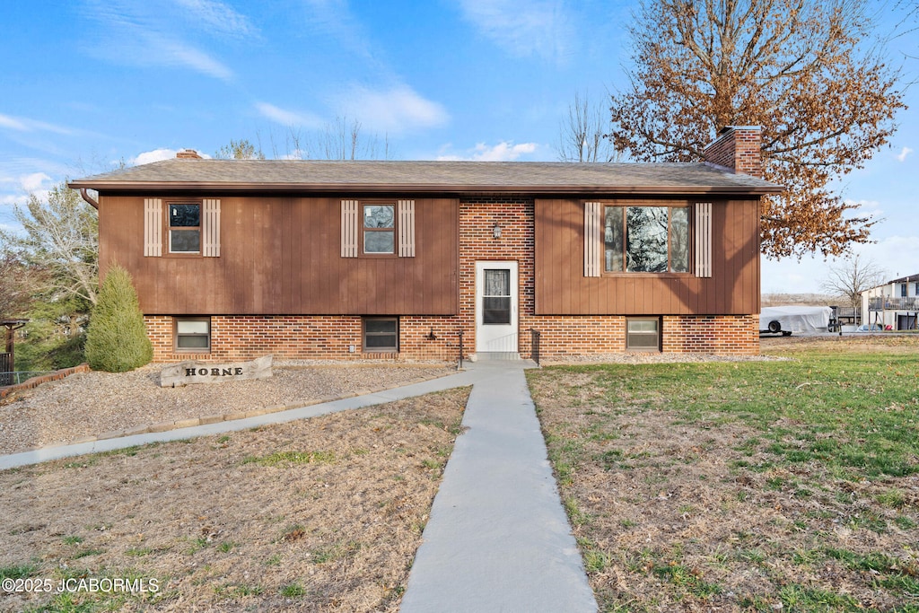 split foyer home featuring a front lawn