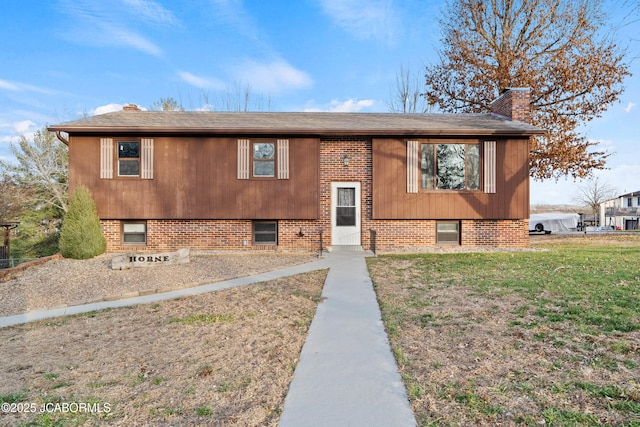 split foyer home featuring a front lawn