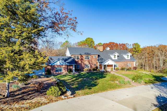 view of front of house featuring a front lawn