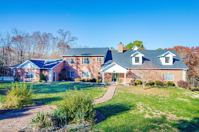 view of front of property featuring a front lawn