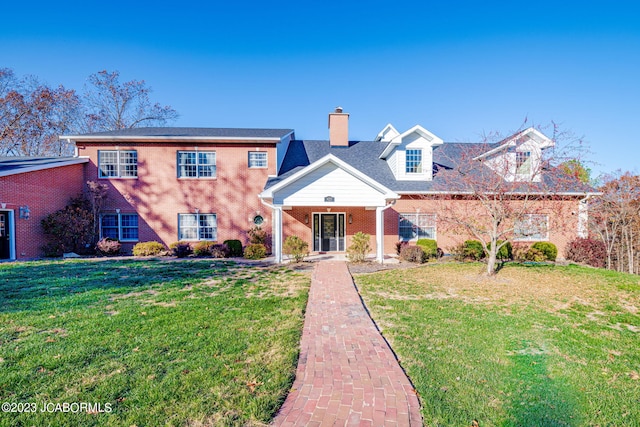 view of front of property featuring a front yard