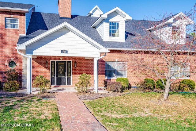 view of front facade featuring a front lawn and a porch