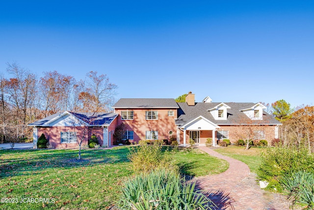 view of front of house featuring a front lawn