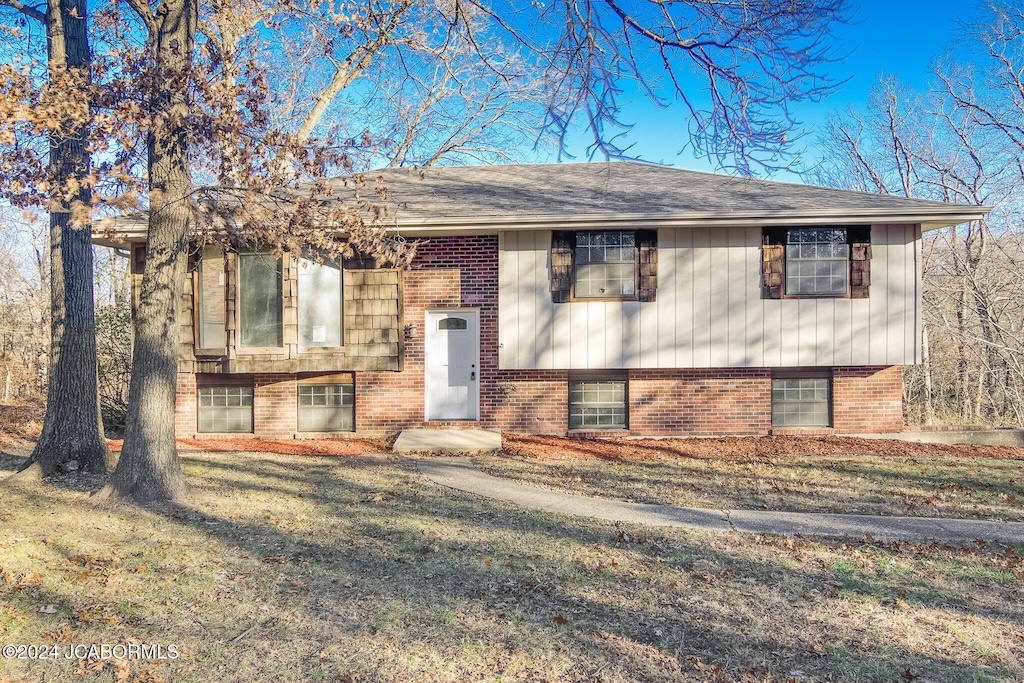 split foyer home with a front lawn