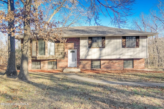 split foyer home with a front lawn