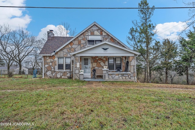 view of front of property featuring a front lawn