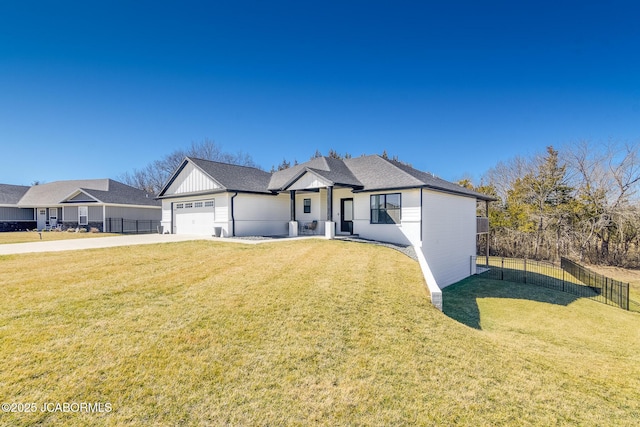 view of front facade featuring a garage, a front lawn, and fence